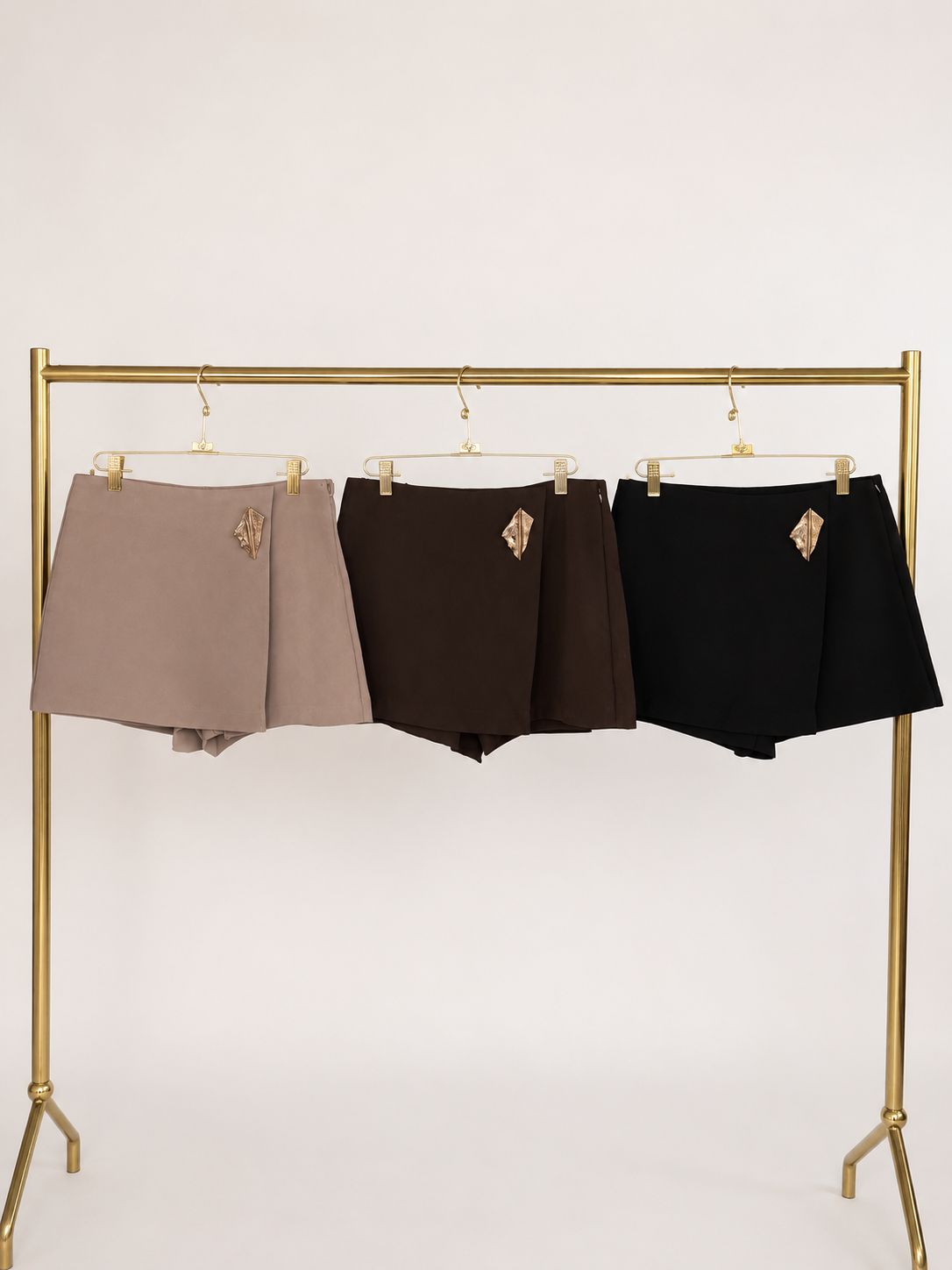 Short/falda con detalle dorado 4661